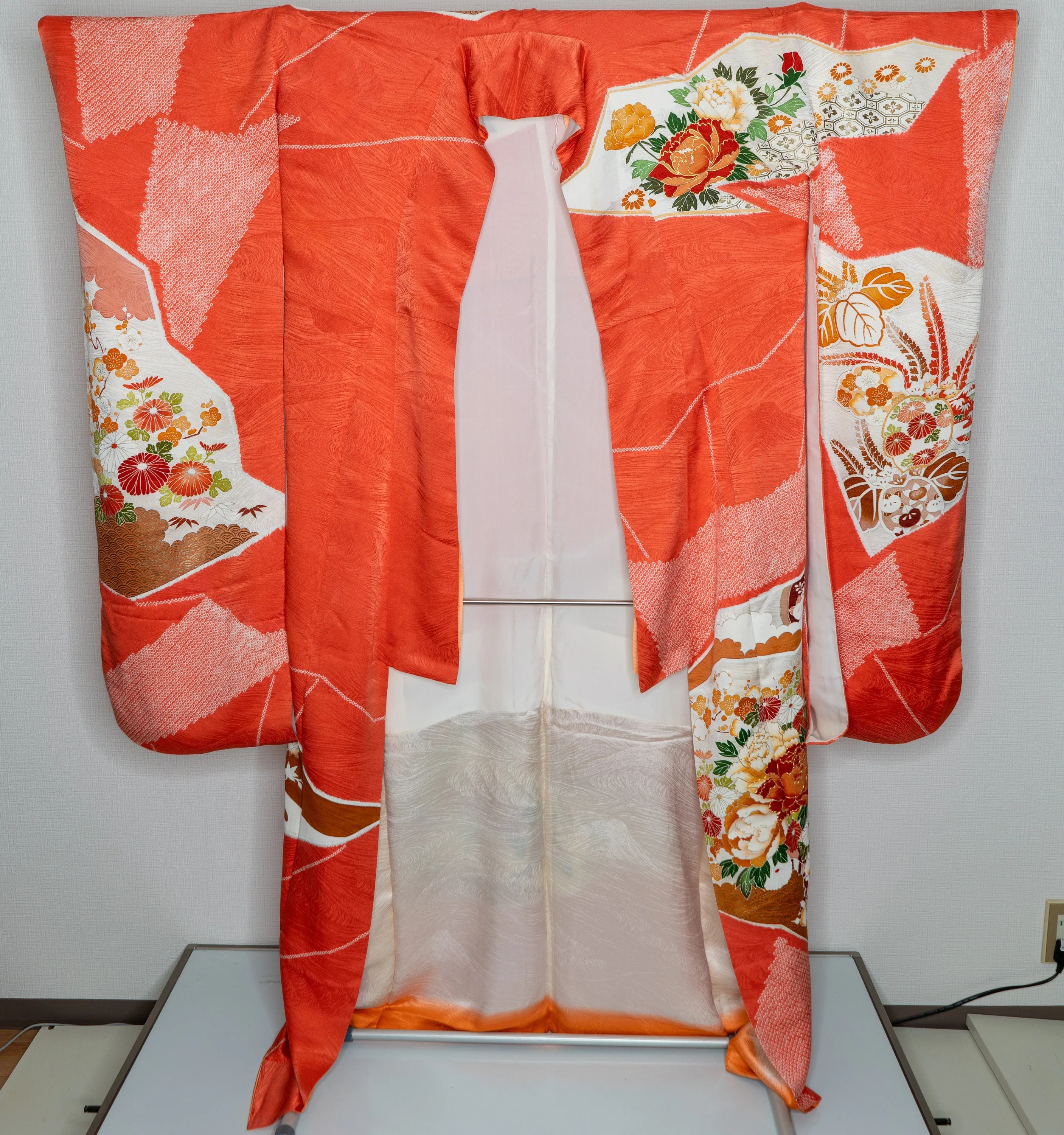 Stunning Orange Shibori Furisode Authenic Japanese Silk Kimono 1990s Retro Modern Chrysanthemum